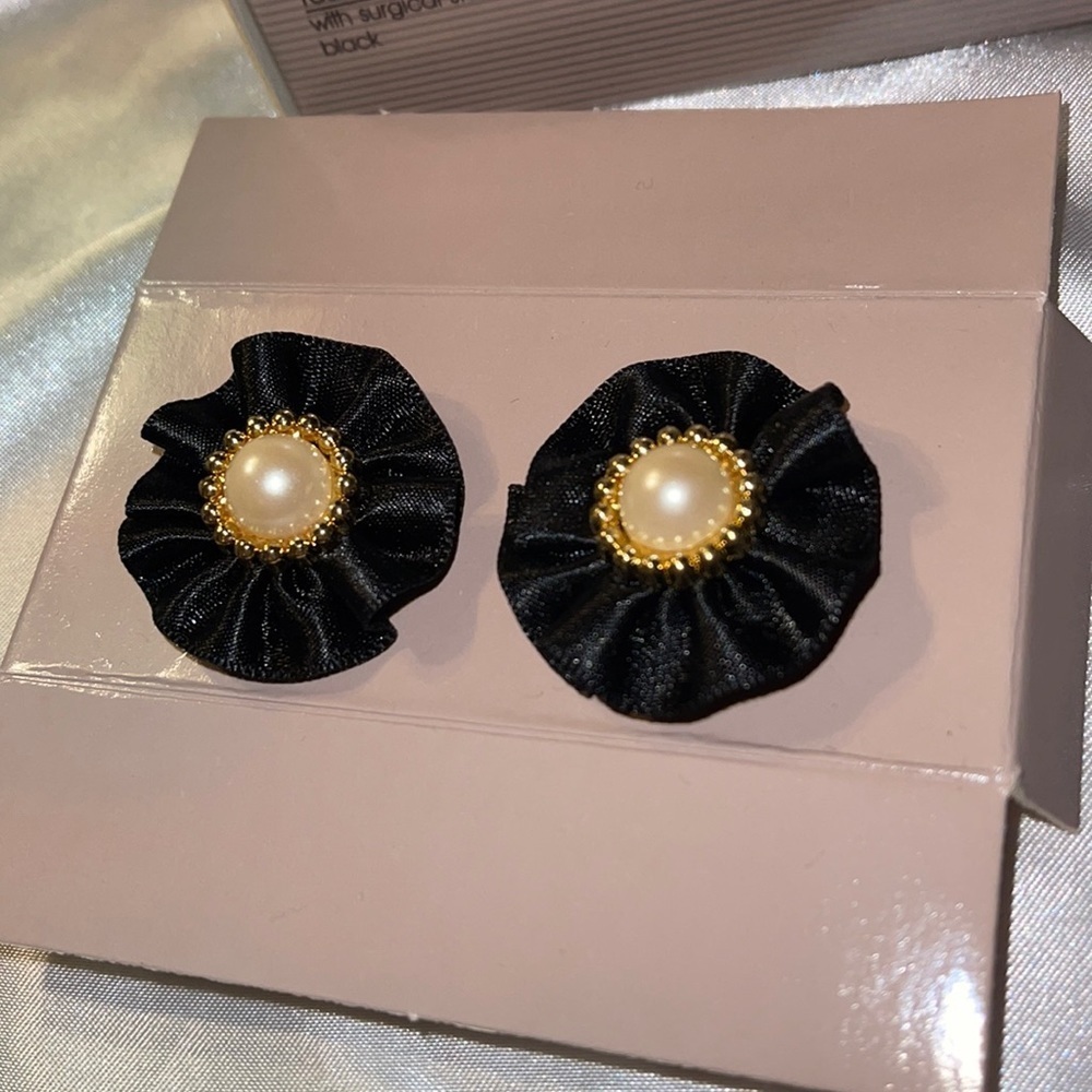 Avon (1989) Fashion Flourish Black/Faux Pearl Earrings